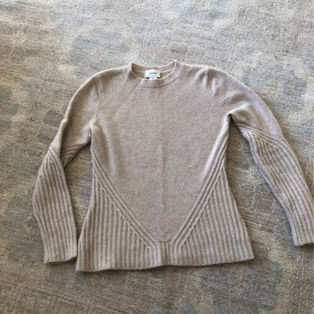 Neiman Marcus 100% cashmere sweater